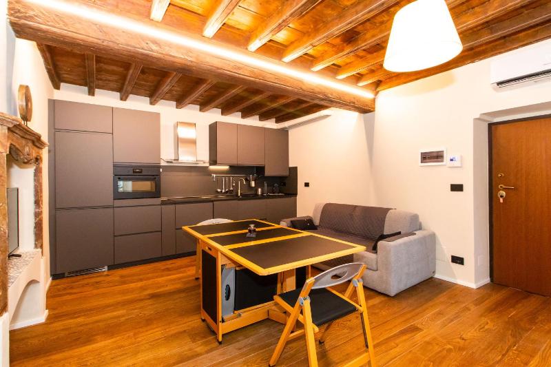 GuestHost - Stylish Quardilatero Romano Central Flat - image 3