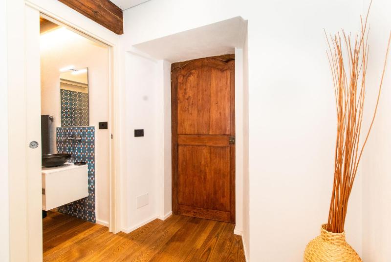 GuestHost - Stylish Quardilatero Romano Central Flat - image 7