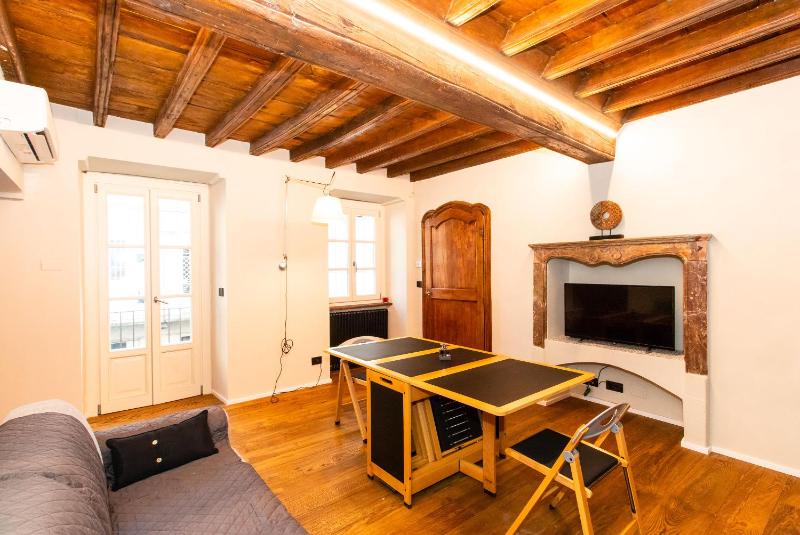 GuestHost - Stylish Quardilatero Romano Central Flat - image 8