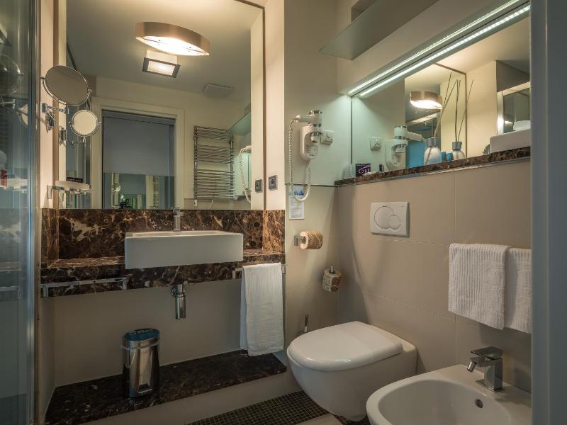 Deluxe Double Room image 3