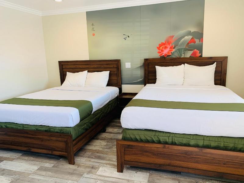 Queen Room with Two Queen Beds - Non-Smoking image 1