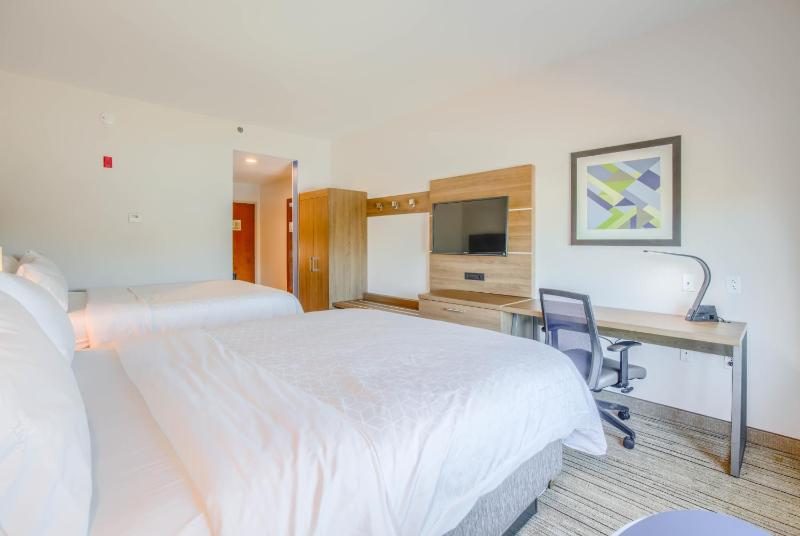 Standard Room with Two Queen Beds image 3