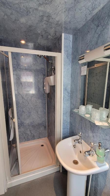 Twin Room with Private Bathroom image 3
