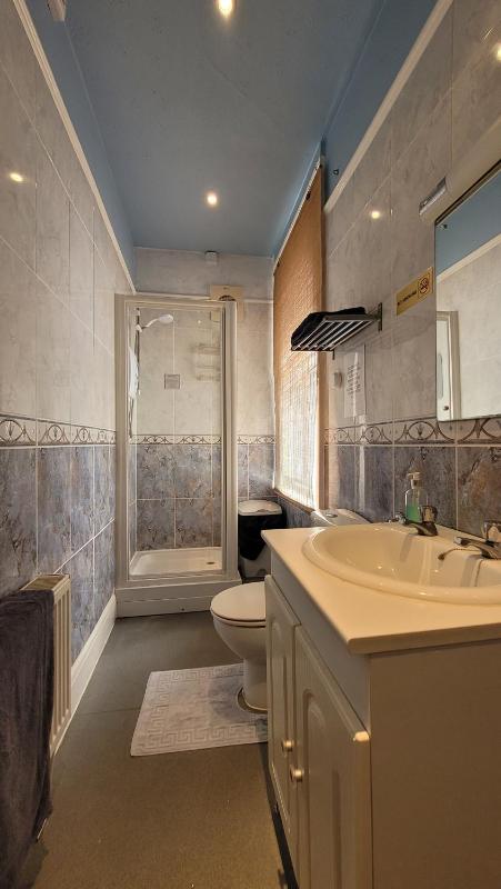 Twin Room with Shared Bathroom image 3