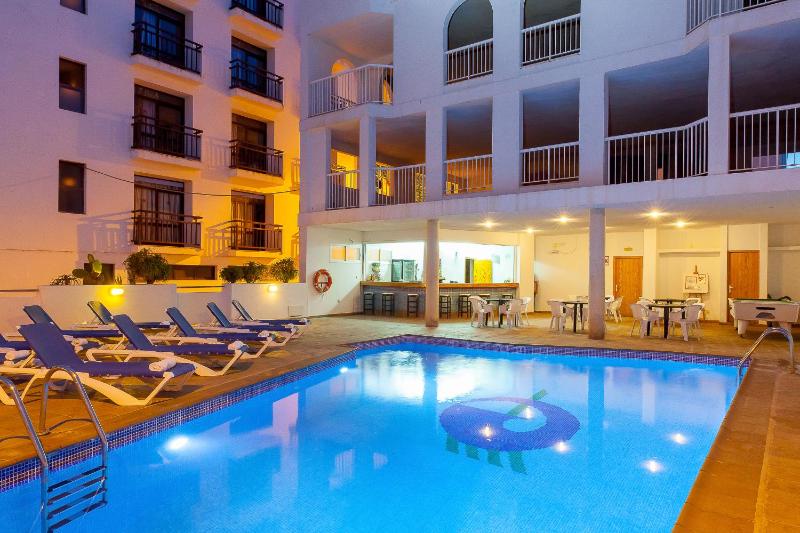 Twin Room with Extra Bed and Balcony image 2