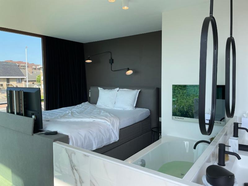 King Room with Spa Bath image 3