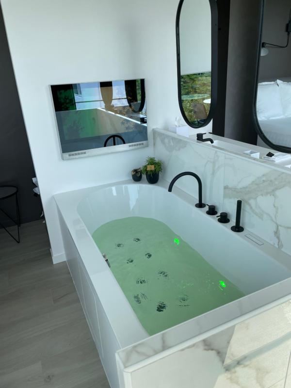 King Room with Spa Bath image 4