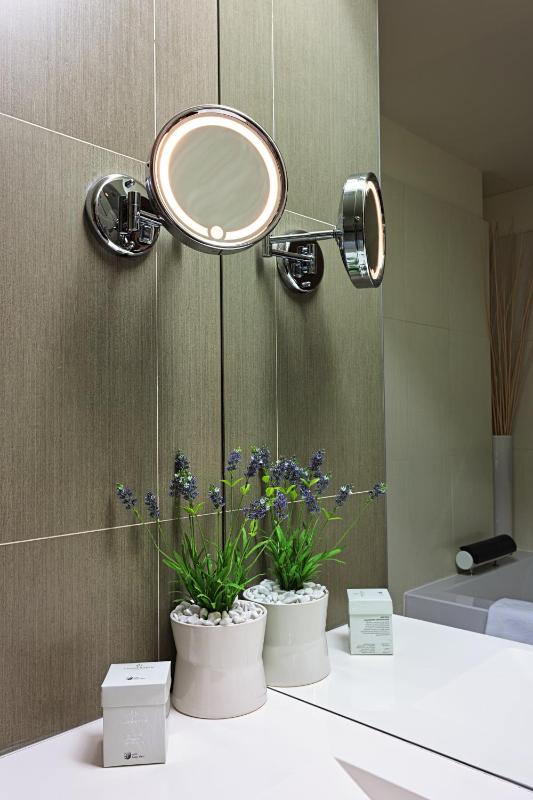 Standard Twin Room image 1