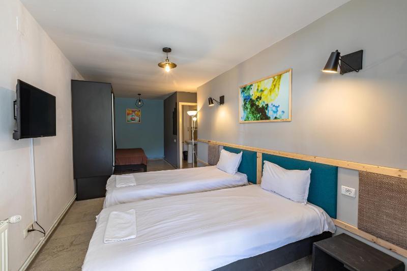 Standard Triple Room image 2