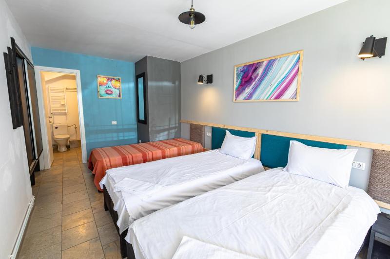 Standard Triple Room image 4