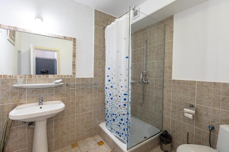 Standard Triple Room image 4