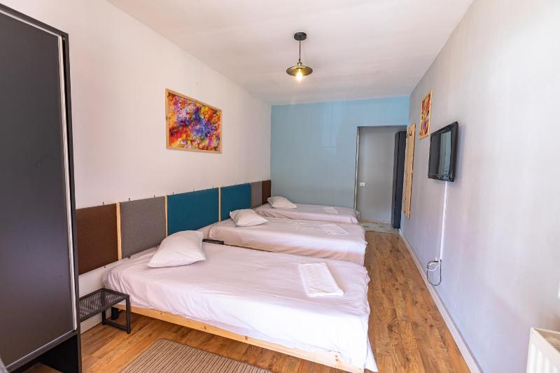 Standard Triple Room image 1