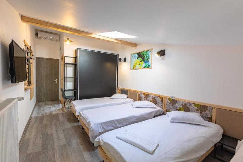 Standard Triple Room image 1