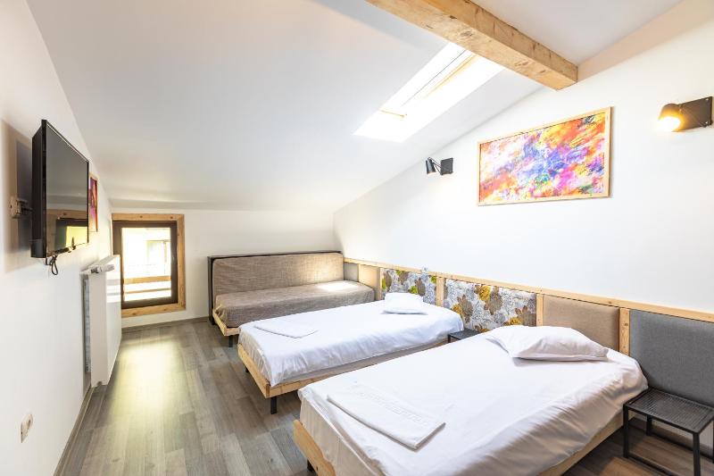 Standard Triple Room image 2