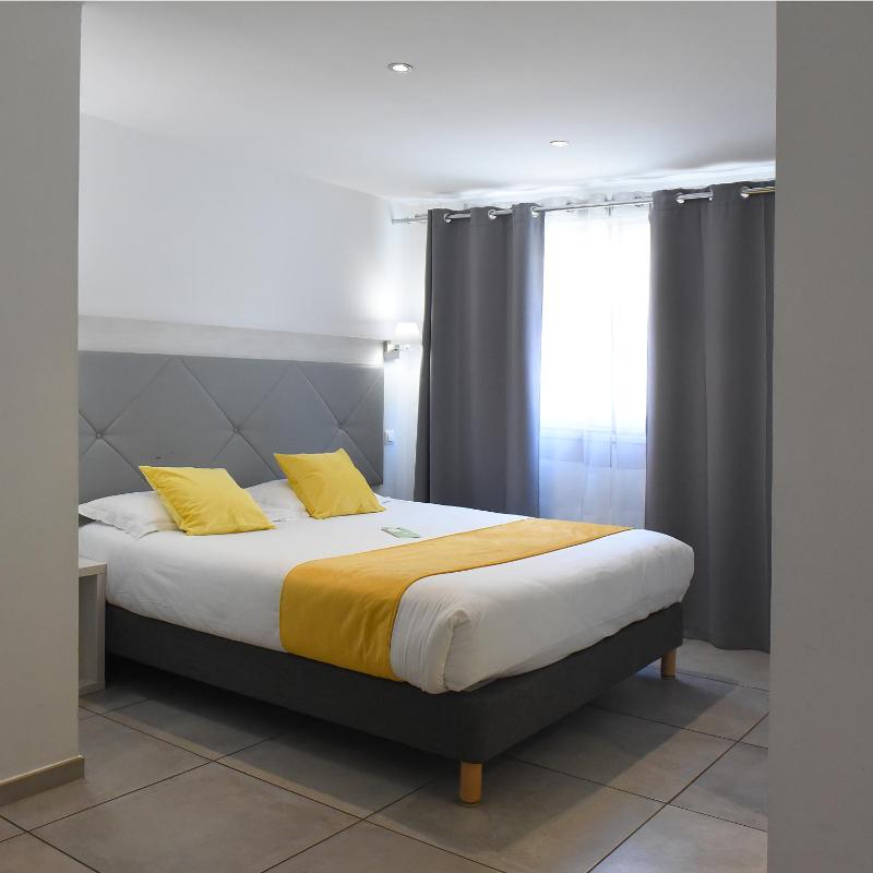 Double Room with Courtyard View image 3