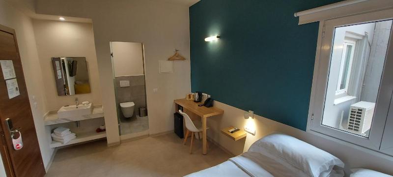 Deluxe Double Room image 2