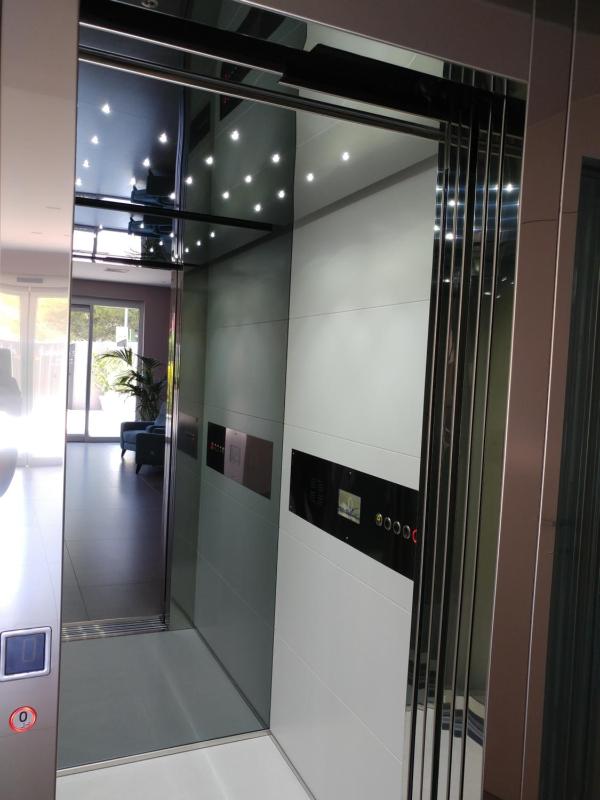 Double Room with Balcony image 2