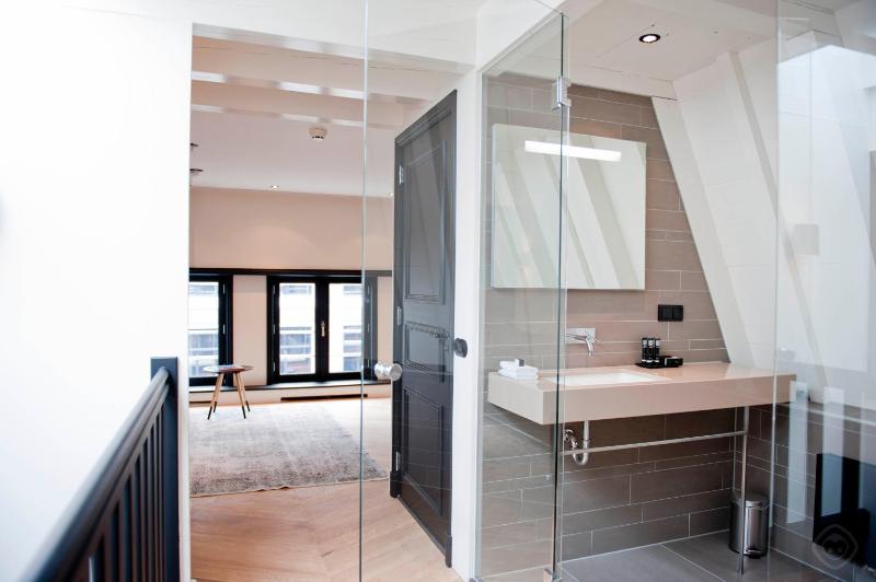 One-Bedroom Reestraat Suite image 4