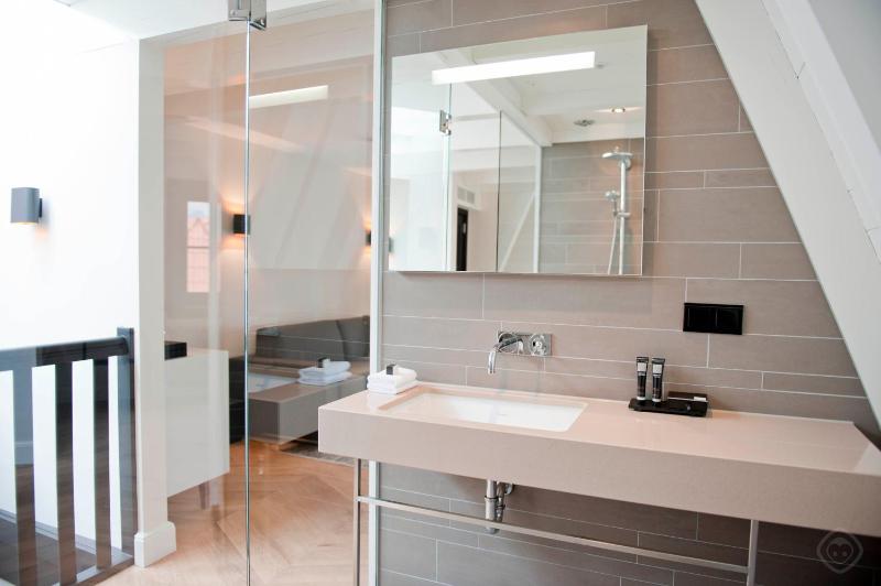 One-Bedroom Reestraat Suite image 3