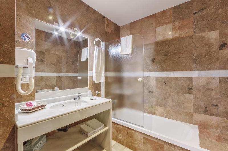 Double Room - Interior image 2