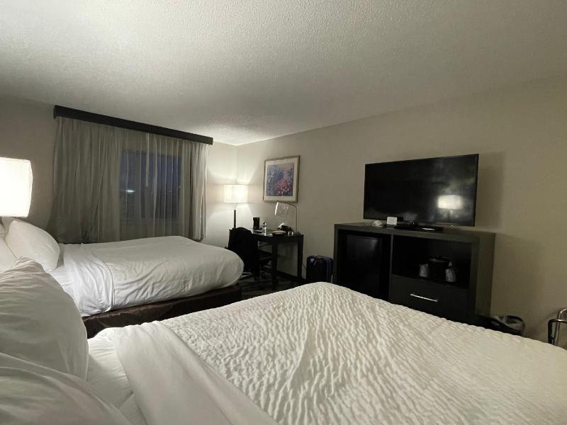 Queen Room with Two Queen Beds - Non-Smoking image 2