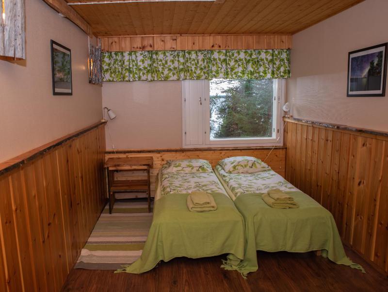 Twin Room with Lake View image 4