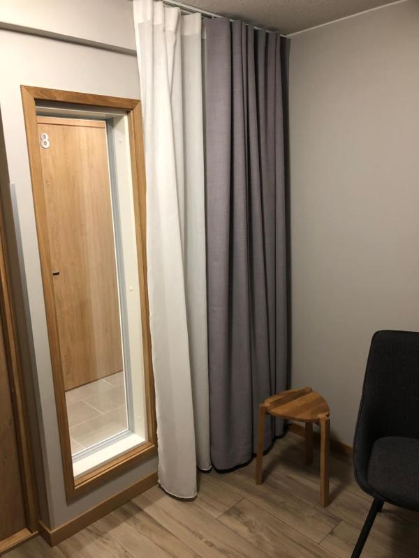 Single Room with Shared Shower and Toilet image 4