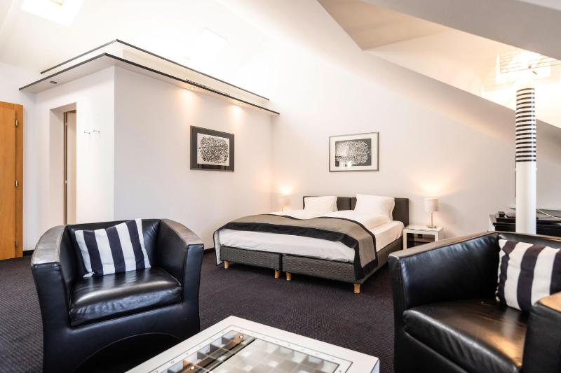 Deluxe Double or Twin Room with Lake View image 4