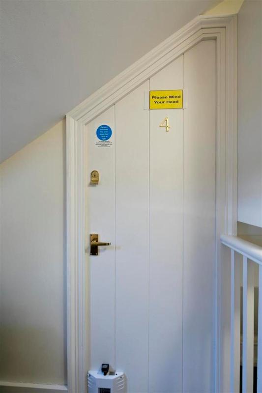 Budget Twin Room image 4