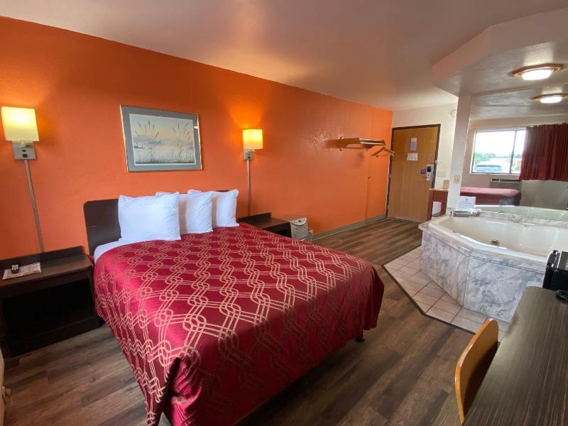 Queen Room with Spa Bath image 4