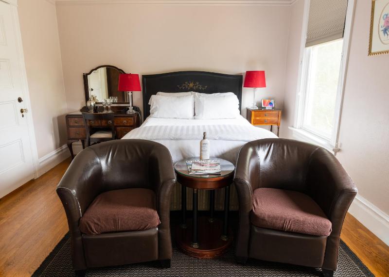 Queen Room with Garden View image 2