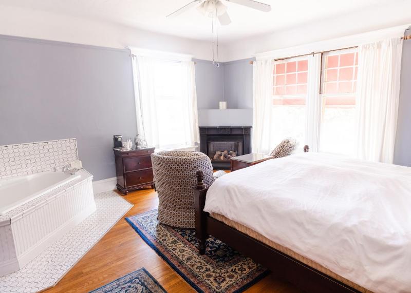 King Room with Mountain View image 2