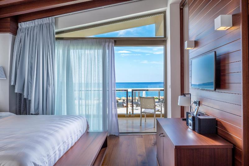 One-Bedroom Suite with Sea View image 2