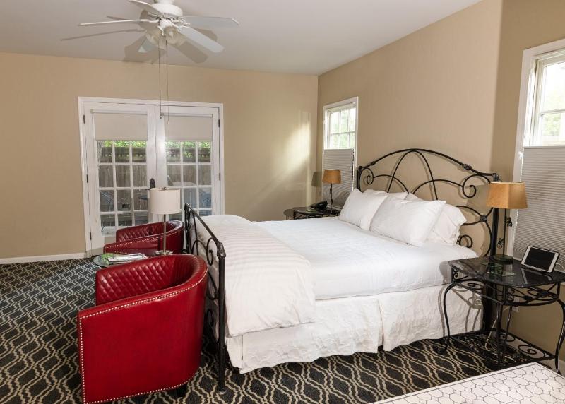 Deluxe King Room image 2