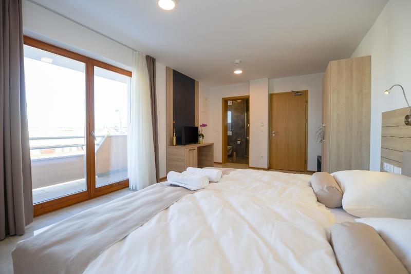 Deluxe King Room image 3