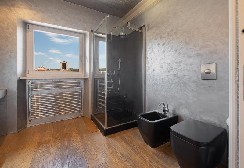 Stunning top floor flat in the heart of Verona - image 9