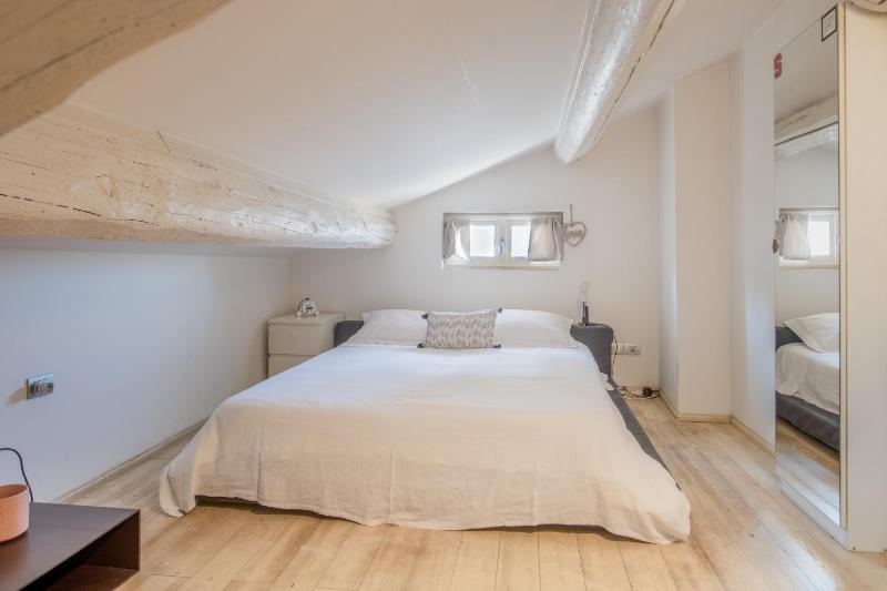 Stunning top floor flat in the heart of Verona - image 12