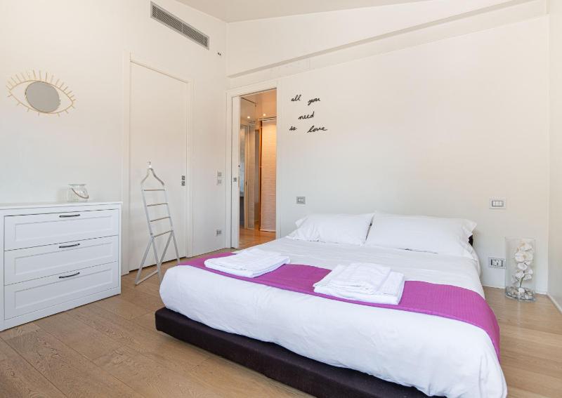Stunning top floor flat in the heart of Verona - image 2