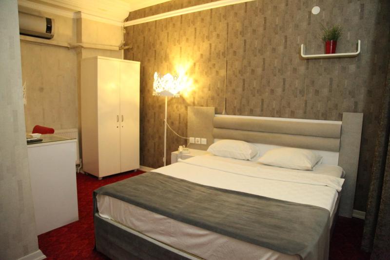 Single Room with Bathroom image 4