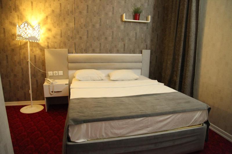 Single Room with Bathroom image 1