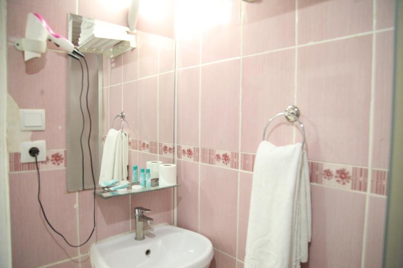 Single Room with Bathroom image 2