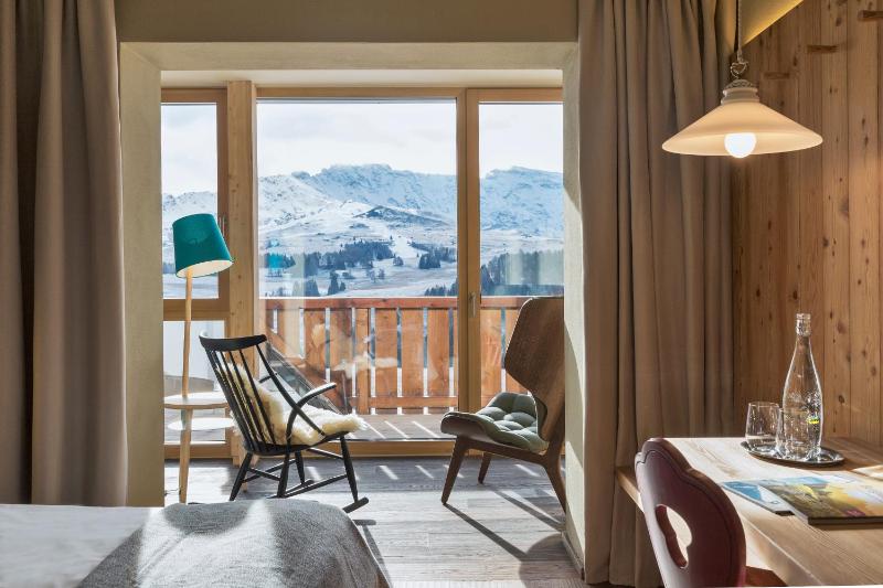 Comfort Double Room with Balcony and Mountain View image 4