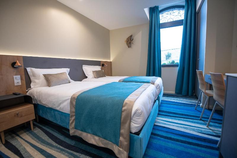 Deluxe Twin Room image 1