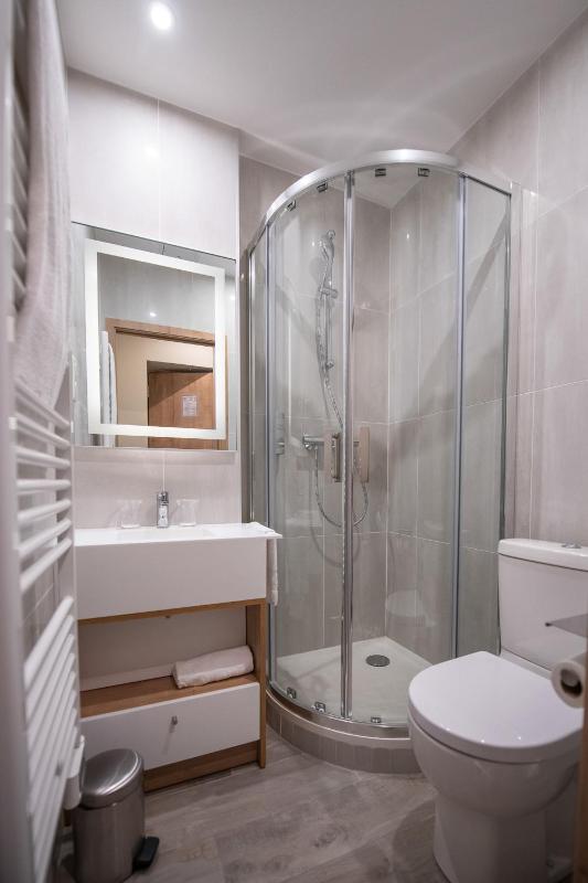 Single Room with Private Bathroom image 4