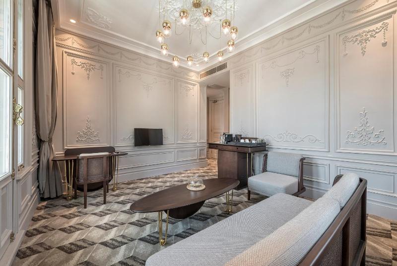 Deluxe Bosphorus Suite with partial Bosphorus View image 4