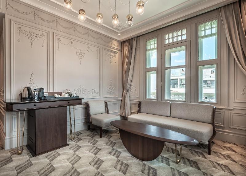 Deluxe Bosphorus Suite with partial Bosphorus View image 3