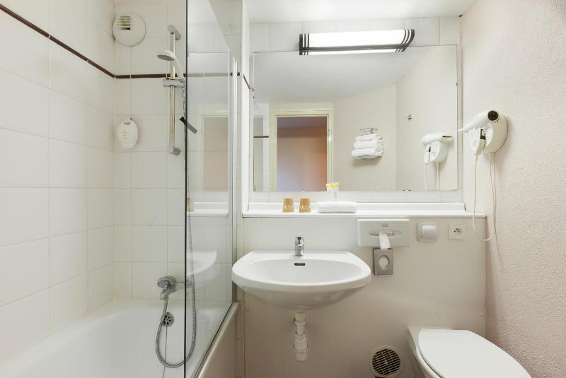 Twin Room - Non-Smoking image 4