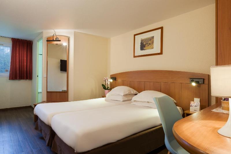 Twin Room - Non-Smoking image 1