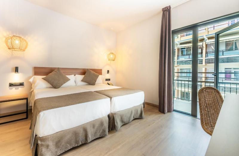 Standard Double or Twin Room with Balcony image 3