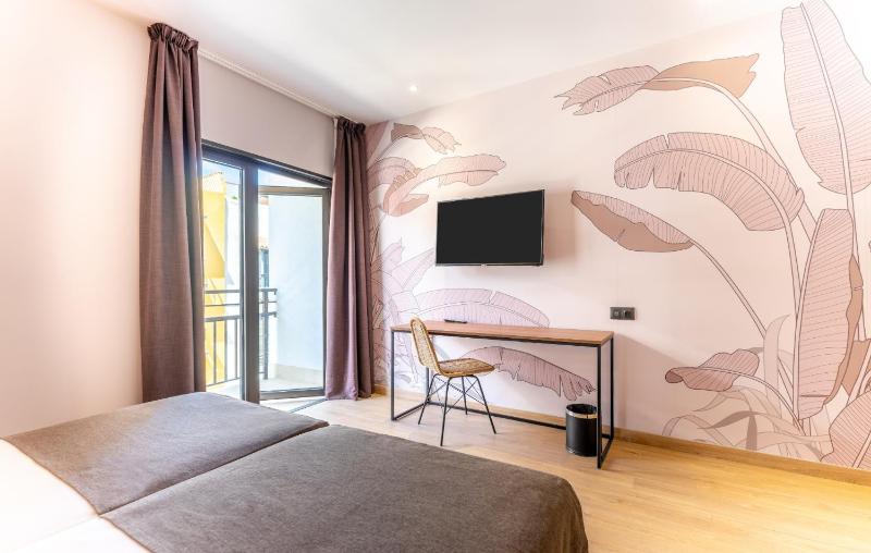 Standard Double or Twin Room with Balcony image 4